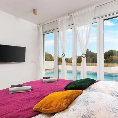 Luna & Pia Comfortable Villa *