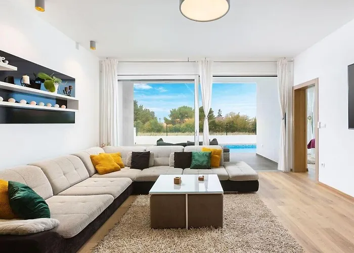 Luna & Pia Comfortable * بولا